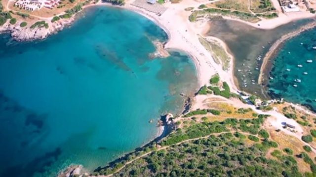 Αυτή είναι η παραλία της Αττικής με ελεύθερη είσοδο που μοιάζει με τον Μπάλο της Κρήτης