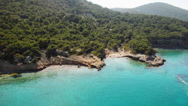 Μία μόνο ώρα από την Αθήνα: Το νησί με τις εξωτικές παραλίες που… θα σας απορροφήσει