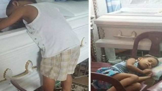 Σκηνή που ανατριχιάζει: 5χρονο αγόρι αγκαλιάζει το φέρετρο της μαμάς του – Η συνέχεια σοκάρει…