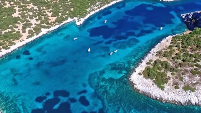 Το μαγευτικό νησί που απέχει μόλις μία ώρα από την Αθήνα και γνωρίζουν πολύ λίγοι