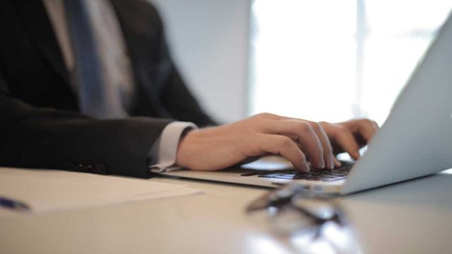 Άνοιξε η πλατφόρμα για τα voucher 200 ευρώ για εκπαιδευτικούς και πυρόπληκτες οικογένειες – Πώς θα γίνεται η αίτηση;