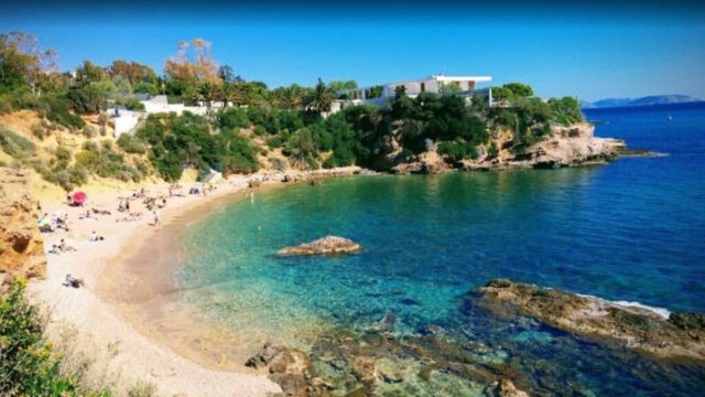 Η παραλία με τα τιρκουάζ νερά που απέχει μόλις 40 λεπτά από την Αθήνα
