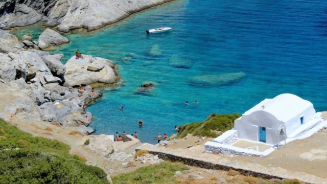 Μπάνιο, ταβέρνα, «σβήσιμο»: Στο νησί – έκπληξη του φετινού καλοκαιριού κλείσε από νωρίς δωμάτιο για να προλάβεις!
