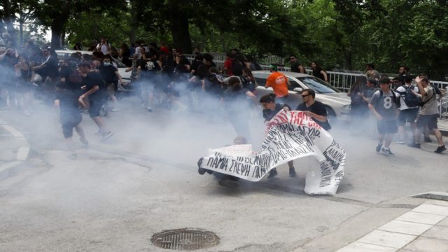 ΑΠΘ: Νέα επεισόδια ανάμεσα σε φοιτητές και αστυνομικούς! Ρίψη χημικών και κρότου – λάμψης (Video)