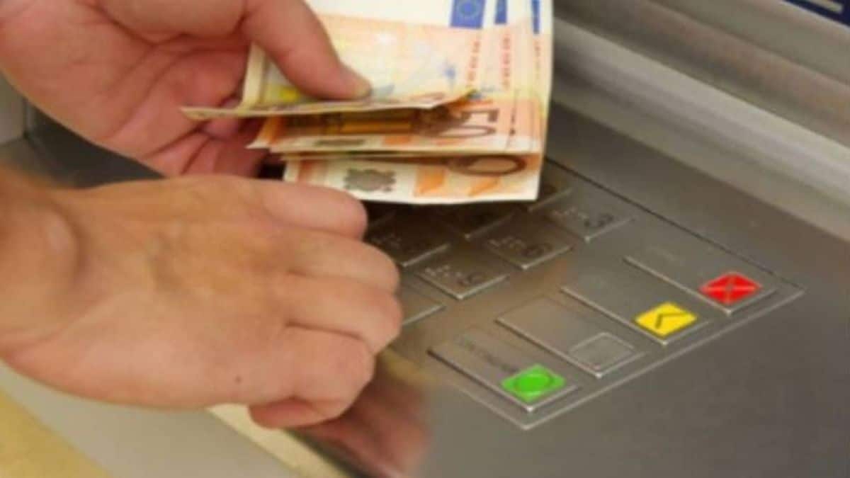 71χρονος παππούς πήγε στο ΑΤΜ και… βρέθηκε με 1900 ευρώ: Δευτερόλεπτα μετά έγινε κάτι το σοκαριστικό!