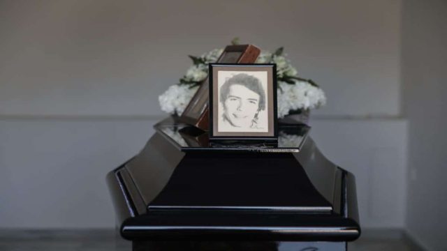 Κηδεία Δάκη: Συγκίνηση στο τελευταίο “αντίο” – Πλήθος κόσμου αποχαιρέτησε τον αγαπημένο ερμηνευτή (φωτο)