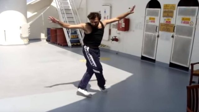Το μερακλίδικο ζεϊμπέκικο του Έλληνα ναυτικού στον Ατλαντικό που τον έκανε διάσημο στο διαδίκτυο