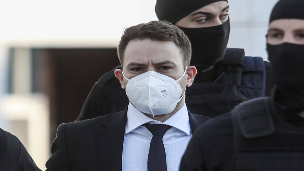 Τρελά ερωτευμένη με τον Μπάμπη: Η γυναίκα που βρίσκεται στο πλευρό του Αναγνωστόπουλου μετά τη δολοφονία της Κάρολαϊν!