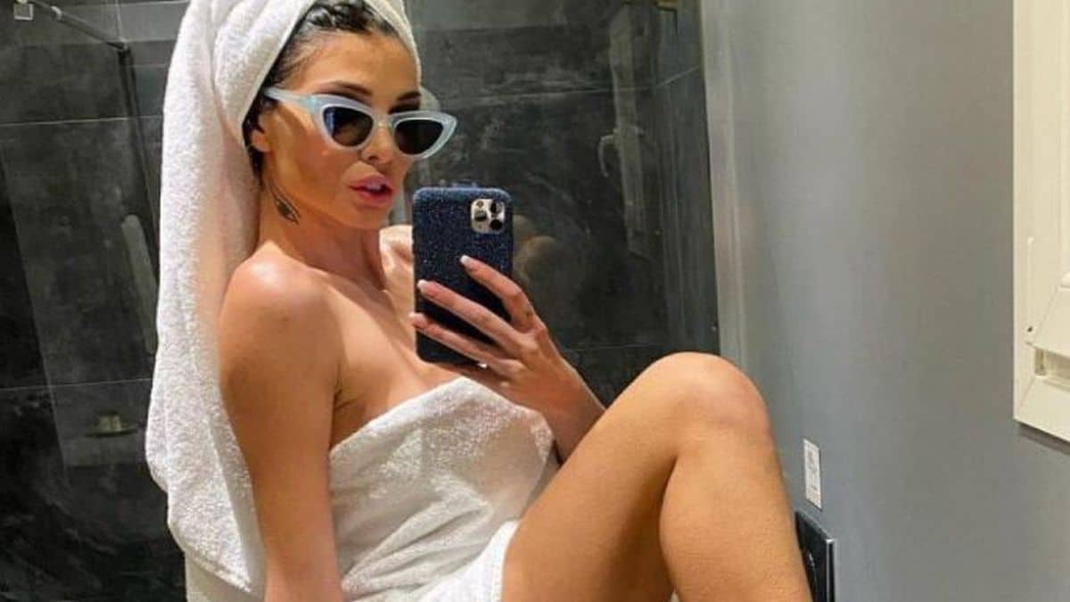 Σάλος με φωτογραφία παίκτριας του «Bachelor» – Απρόσεκτη με το μπουρνούζι!