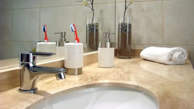 Δεν είναι μόνο το ξύδι: Τα 2 πάμφθηνα υλικά για ένα αστραφτερό μπάνιο