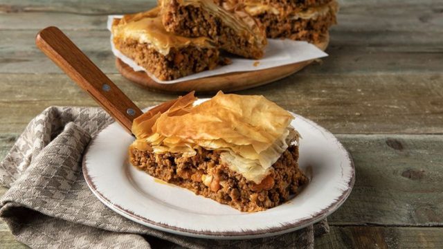 Σμυρνέικη κιμαδόπιτα με χωριάτικο φύλλο και μυρωδικά