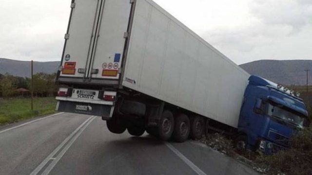 Δίπλωσε νταλίκα στην Εθνική: Αυξημένη κίνηση –  Κλειστός ο δρόμος από Λαμία προς Άμφισσα