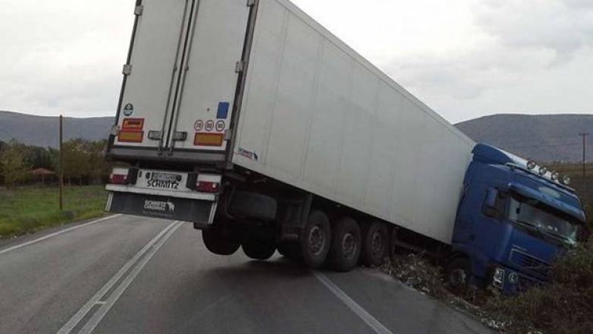Δίπλωσε νταλίκα στην Εθνική: Αυξημένη κίνηση – Κλειστός ο δρόμος από Λαμία προς Άμφισσα
