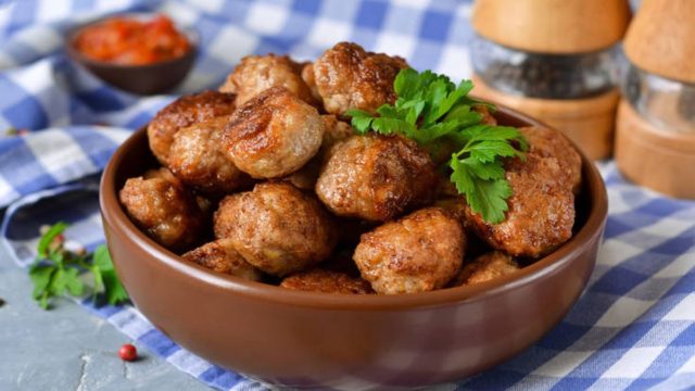 Το μυστικό για αφράτα και μερακλίδικα κεφτεδάκια με ένα συνοδευτικό που θα σας καταπλήξει