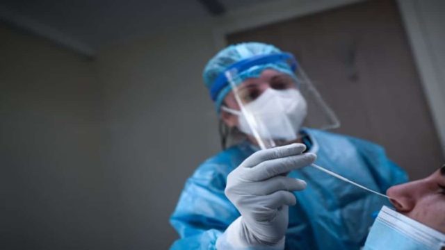 Κορωνοϊός: Σταθερός ο αριθμός νέων κρουσμάτων – Στο “κόκκινο” η Αττική