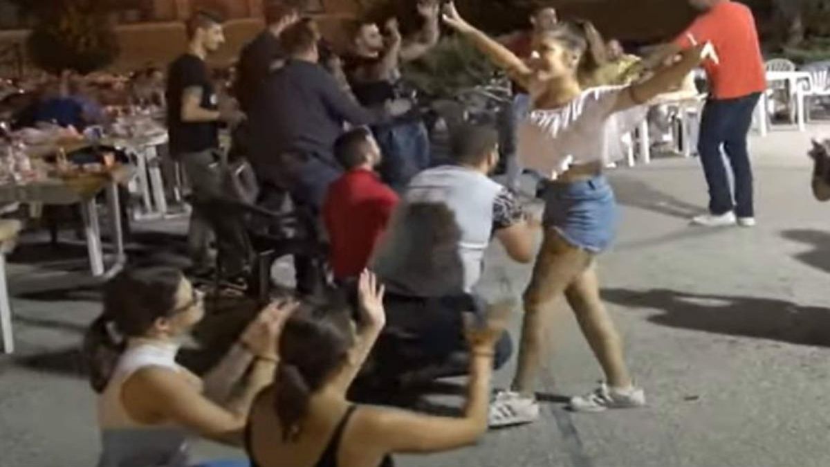 Νεαρή κοπέλα χόρεψε ζεϊμπέκικο και έκανε τους άντρες να… γονατίσουν