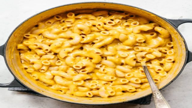 Μακαρόνια όπως δεν τα έχετε ξαναφάει: Vegan mac ‘n’ cheese με σκόρδο, μπρόκολο και μουστάρδα dijon