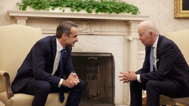 Το απρόοπτο στη συνάντηση Μητσοτάκη – Μπάιντεν – Η γραβάτα με την ελληνική σημαία που «έκλεψε» από τον Τέρενς Κουίκ (Video)