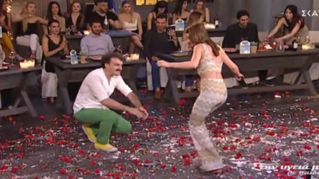 Κατέπληξε τα πλήθη: Λεβέντισσα ηθοποιός χορεύει ζεϊμπέκικο και τραντάζεται η γη