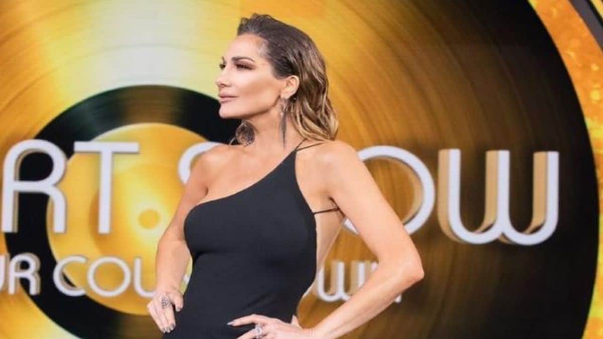Κοστίζει 450 ευρώ – Κόλασε το διαδίκτυο η Δέσποινα Βανδή με την μαύρη τουαλέτα της με σκίσιμο