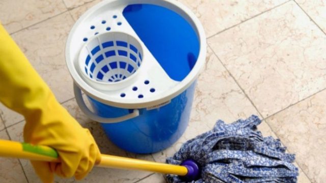 Γέμισε ένα κουβά με ξύδι και άφησε μέσα τη σφουγγαρίστρα όλο το βράδυ – Το πρωί είδε πως…