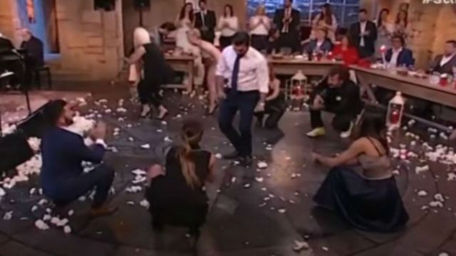 Χορεύει και “τρέμει” η Γη – Το βαρύ ζεϊμπέκικο κούκλου ηθοποιού που κάνει το διαδίκτυο να παραληρεί