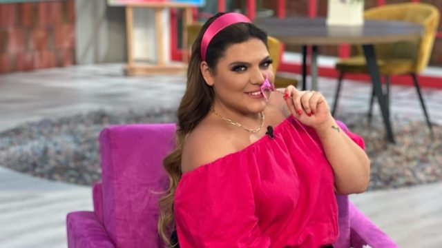 «Φωτιά» με κατακόκκινο μαγιό: Χαμός με την αρετουσάριστη φωτογραφία της Δανάης Μπάρκα