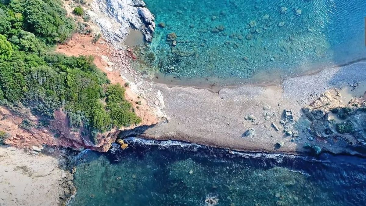 Θαλάσσιος θησαυρός: Η διπλή “μυστική” παραλία 2 ώρες από την Αθήνα που θα σας εντυπωσιάσει
