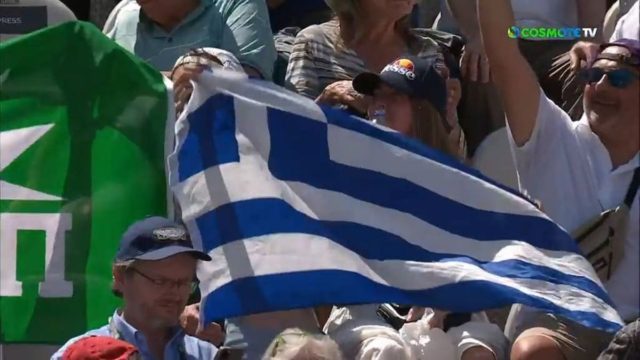 Έβαλαν τα… γερά μέσα για τη νίκη: Έλληνες πανηγύρισαν για τον Τσιτσιπά με τη σημαία του ΠΑΣΟΚ στη Ρώμη (video)