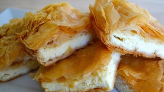 Αφράτη τυρόπιτα με γιαούρτι και μείγμα 3 τυριών που θα σας κολάσει