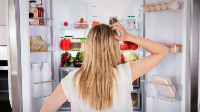 Τοποθέτησε ένα σφουγγάρι στο ψυγείο και σωθείτε από ένα μείζον πρόβλημα που ταλανίζει όλα τα νοικοκυριά