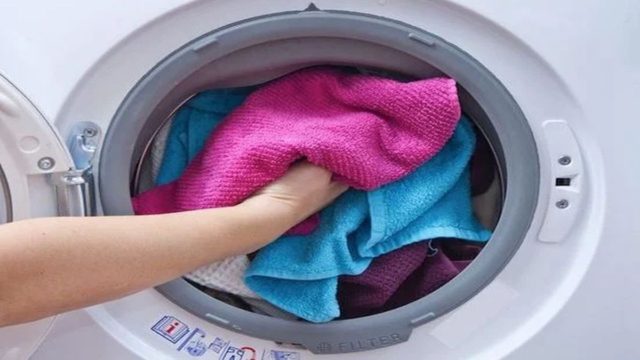 Δεν θα το κάνετε ξανά! Αυτός είναι ο λόγος που δεν πρέπει να βάλετε στο πλυντήριο ρούχων το τζιν σας