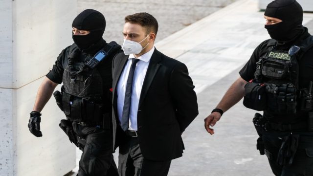 Έγκλημα στα Γλυκά Νερά: Η γυναίκα που εκφώνησε τον επικήδειο της Καρολάιν υπερασπίστηκε τον Μπάμπη Αναγνωστόπουλο στο δικαστήριο! (Video)