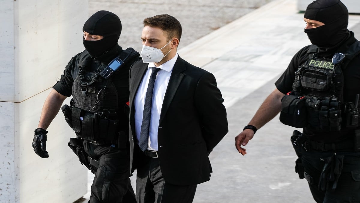 Έγκλημα στα Γλυκά Νερά: Η γυναίκα που εκφώνησε τον επικήδειο της Καρολάιν υπερασπίστηκε τον Μπάμπη Αναγνωστόπουλο στο δικαστήριο! (Video)