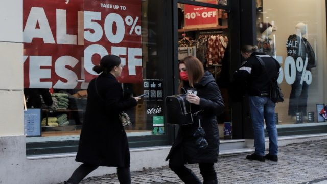 Μεγάλη ευκαιρία για ψώνια: Ξεκινούν από αύριο 03/05 οι εκπτώσεις – Πόσο θα διαρκέσουν;