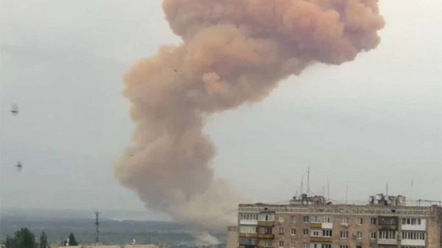 Πόλεμος στην Ουκρανία: Βομβαρδίστηκε δεξαμενή νιτρικού οξέος στο Σεβεροντονέτσκ – Ροζ σύννεφο κάλυψε την πόλη (Video)