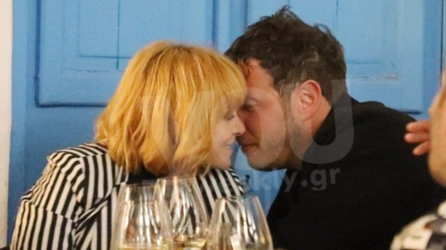 Ασυγκράτητοι Ελεονώρα Ζουγανέλη και Σπύρος Δημητρίου! Τα «καυτά» φιλιά μπροστά…