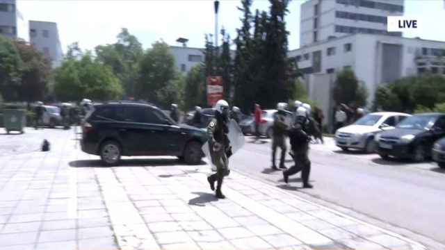 Σοβαρά επεισόδια στο ΑΠΘ: Πέτρες από κουκουλοφόρους – Απαντούν με χημικά τα ΜΑΤ (Video)