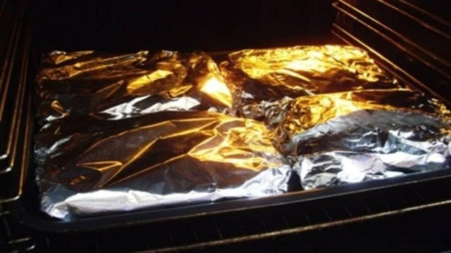 Ξανασκεφτείτε το πριν το κάνετε – Με το αλουμινόχαρτο στον φούρνο μπορεί να προκληθεί ακόμη και…