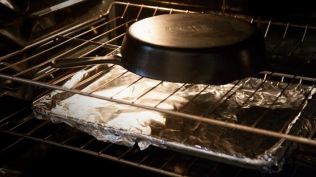 Πάθαμε πλάκα με το κόλπο του: Έκοψε ένα κομμάτι αλουμινόχαρτο και το έβαλε στο κάτω μέρος του φούρνου
