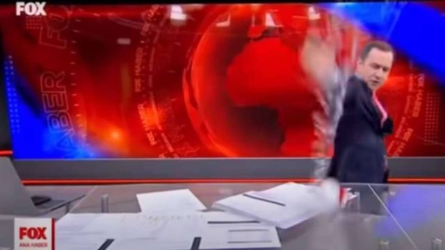 Τουρκία: Παρουσιαστής σε έξαλλη κατάσταση – «Τα πήρε στο κρανίο» και… έσπασε το στούντιο σε ζωντανή μετάδοση! (video)