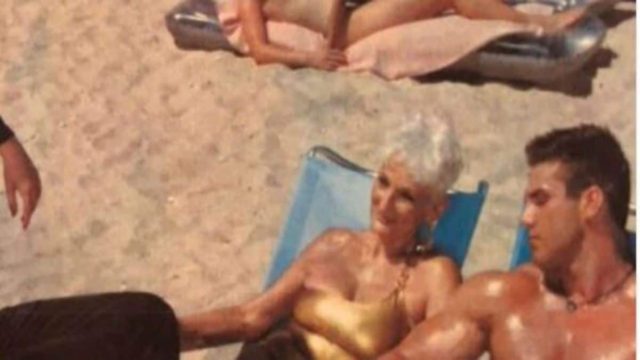 82χρονη γιαγιά βγάζει μια φωτογραφία με έναν νεαρό άντρα – Μόλις την είδαν οι δικοί της “κέρωσαν”