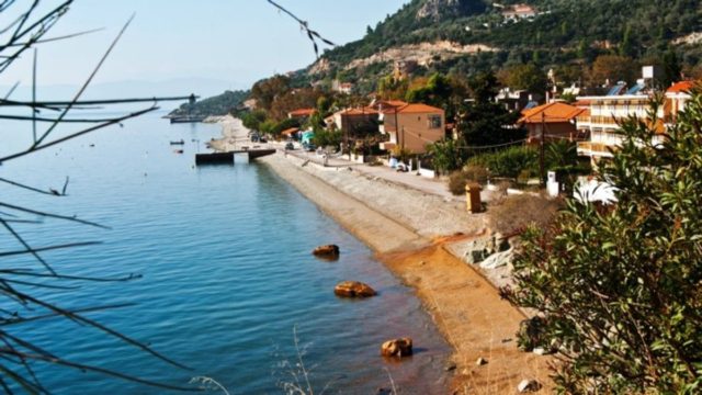 Αυτή είναι η παραλία με τα πιο ζεστά νερά στην Ελλάδα – Μπορείς να κάνεις μπάνιο μέχρι τα τέλη Νοέμβρη