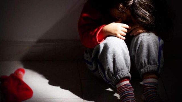 Φρίκη στη Θεσσαλονίκη: «Σκότωσε» στο ξύλο τον 2χρονο γιο της συντρόφου του – Παραμορφώθηκε το πρόσωπό του (Video)