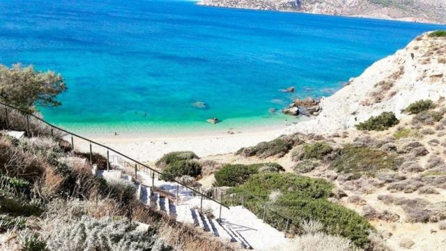Ελάχιστοι το γνωρίζουν: Η κρυφή παραλία της Αττικής που θυμίζει παραμύθι και σε ταξιδεύει στις Κυκλάδες