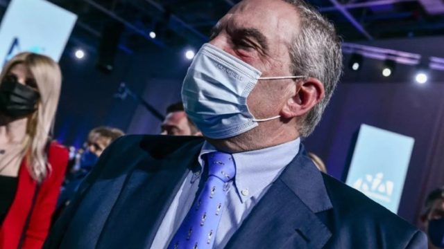 Ο Κώστας Καραμανλής φοράει γραβάτα με… τσολιαδάκια και γίνεται viral!