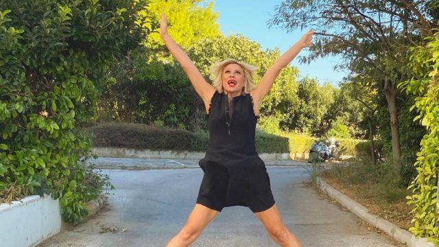 Μοιάζει με… δάσος: Ο αχανής κήπος της Κατερίνας Καραβάτου στο σπίτι όπου ξεπερνά τον Κρατερό Κατσούλη