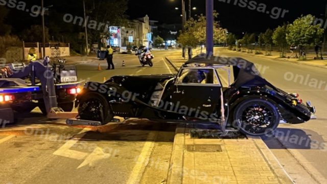 Σοκαριστικό τροχαίο στη Λάρισα: Αυτοκίνητο “καρφώθηκε” σε κολόνα