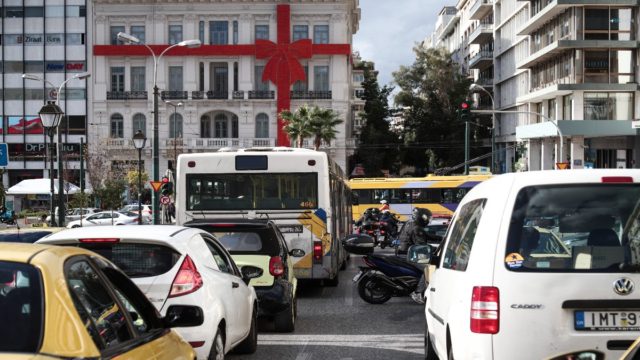 Κυκλοφοριακό κομφούζιο στην Αττική: Μποτιλιάρισμα στους κεντρικούς δρόμους – Πού εντοπίζονται προβλήματα (Video)