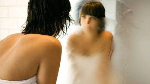 Έβαλε τέλος στο… αιώνιο πρόβλημα του μπάνιου: Έτσι θα σταματήσει να θαμπώνει ο καθρέφτης!
